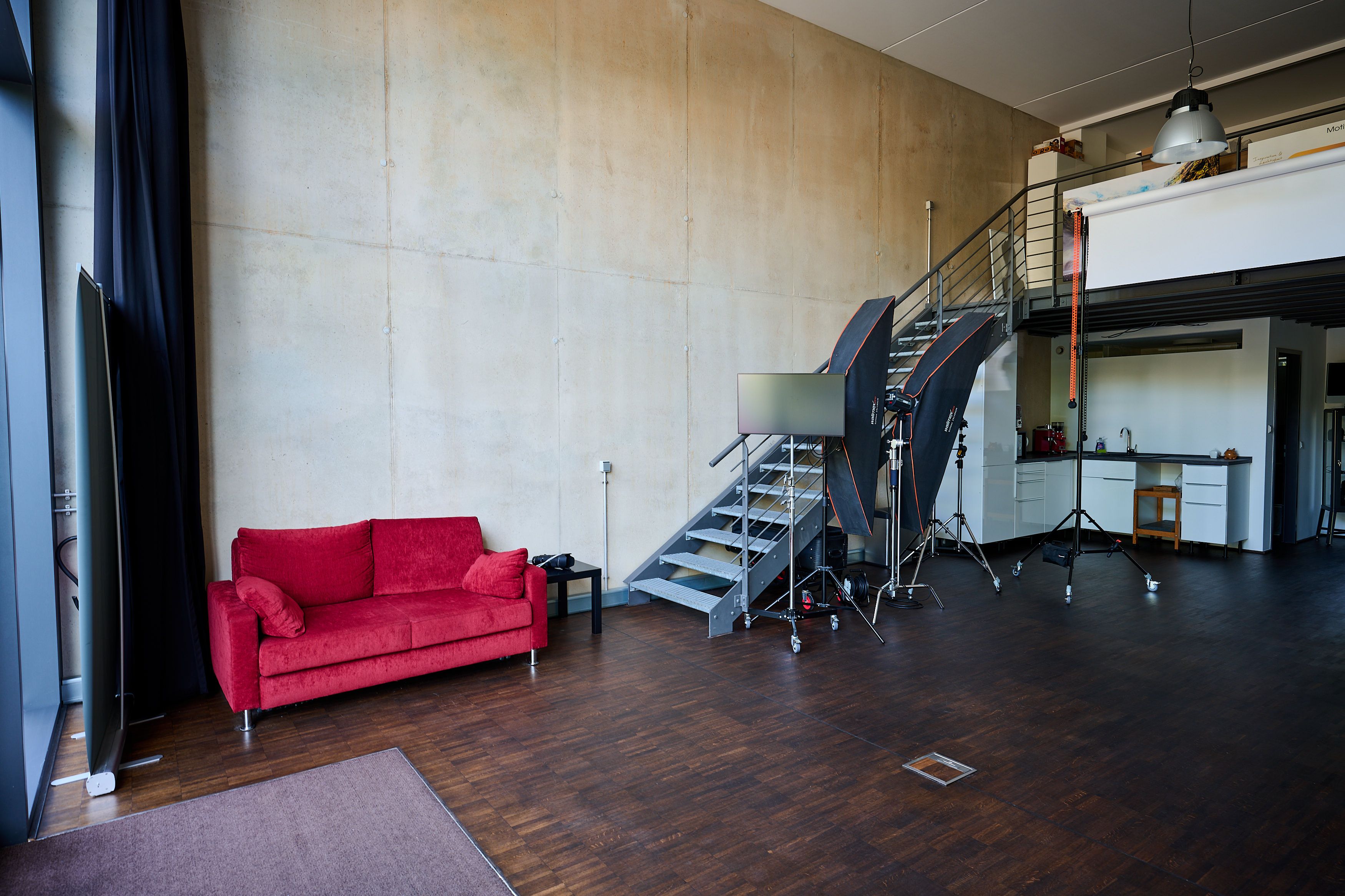 Lounge-Ecke mit Sofa als Pausenbereich im Fotostudio Lichtreich Köln.