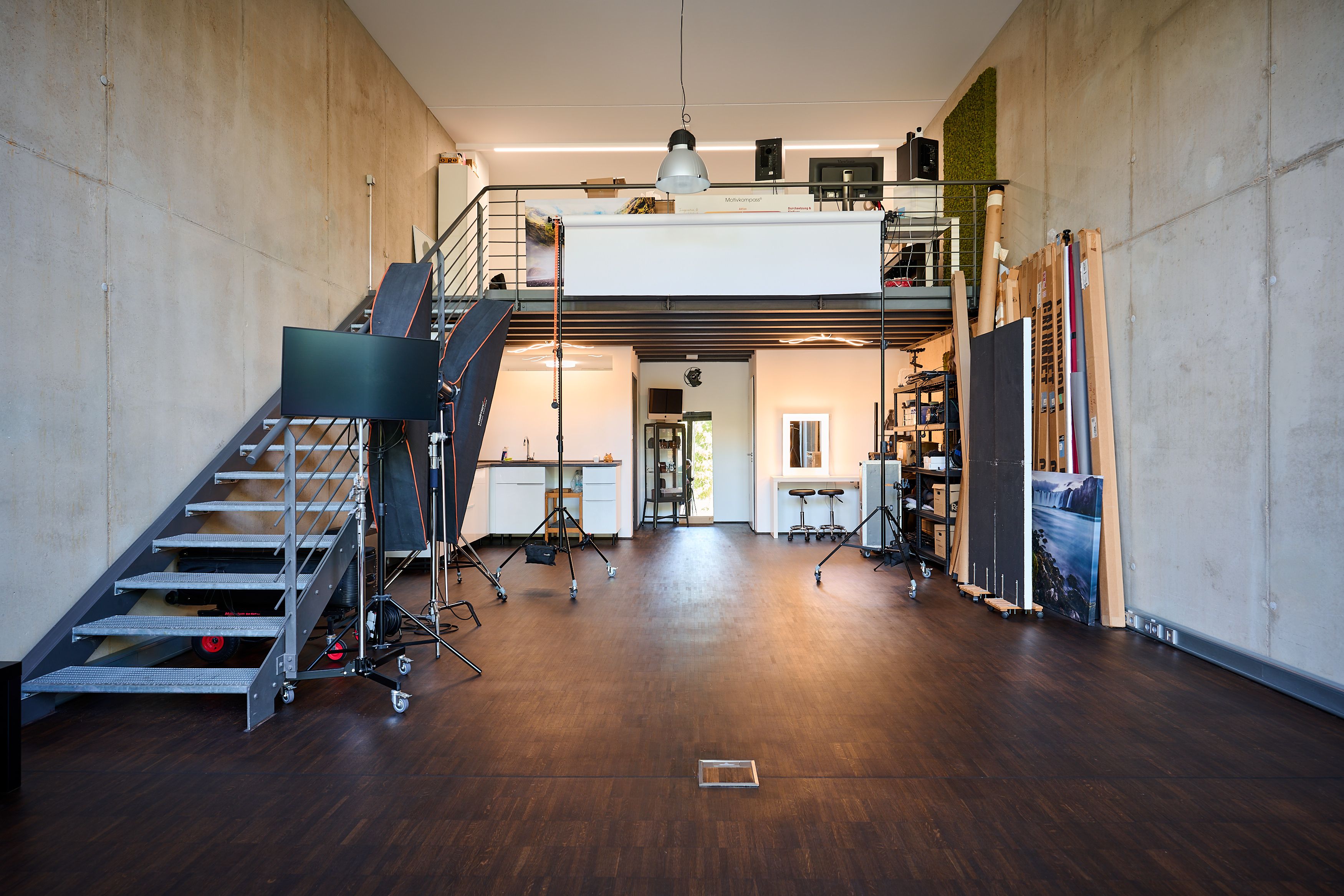 Studiofläche von Studio Lichtreich in Köln-Zollstock mit eingezeichneten Maßen: 5 × 7 Meter Setfläche, 8 Meter Deckenhöhe und 2,72 Meter breiter Papierhintergrund.