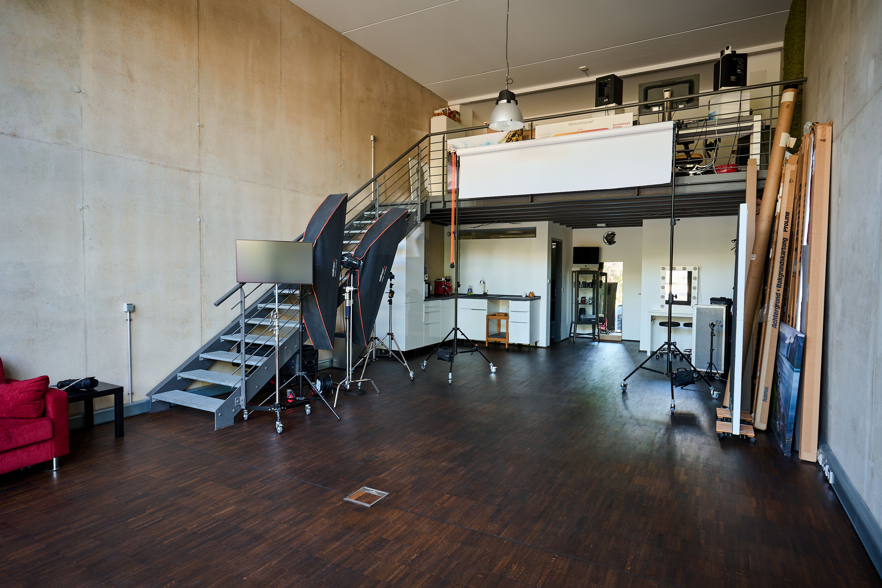 Freie Setfläche von 5 × 7 Metern im Fotostudio Lichtreich Köln mit Lichtstativen und Hintergrundsystem.