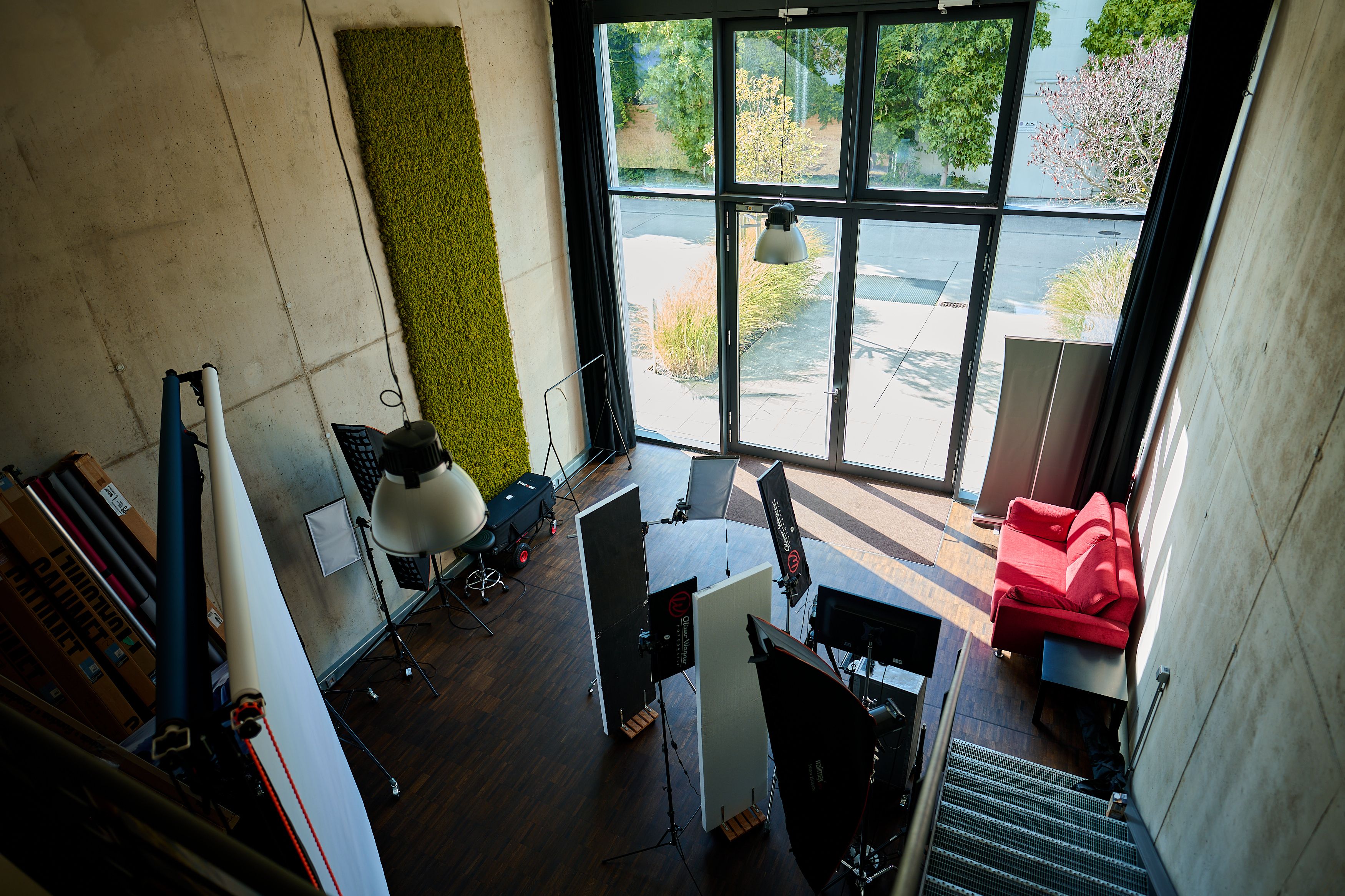 Blick von der Empore auf das Studio Lichtreich mit Fensterfront, Verdunklungsvorhang und aufgebautem Lichtset.